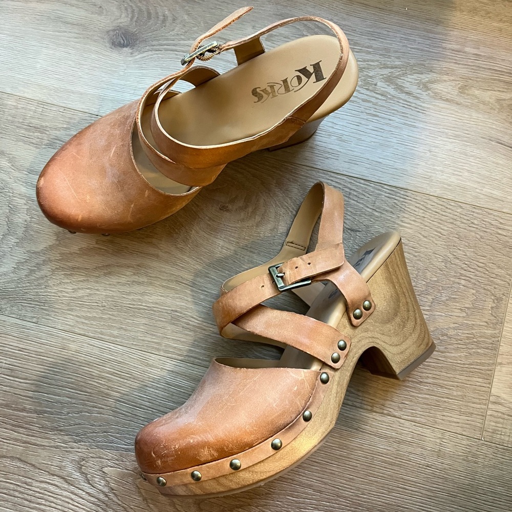 Korks brown ABloom Heeled Clogs
Size 8